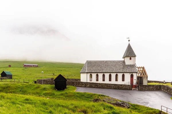 Edificio Tradicional Iglesia Las Islas Feroe Pueblo Vidareidi Montañas Brumosas — Foto de Stock