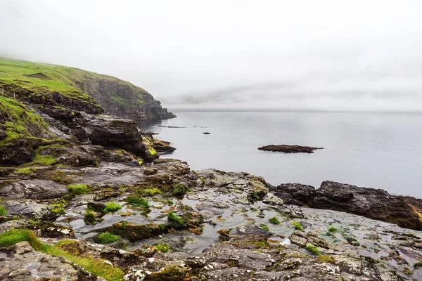 Paisaje Brumoso Una Las Islas Feroe Con Colinas Verdes Fiordo — Foto de Stock