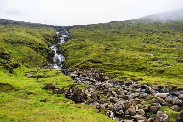 Spokojny Wodospad Spływa Wzgórza Pokrytego Mgłą Krajobraz Nordycki — Zdjęcie stockowe
