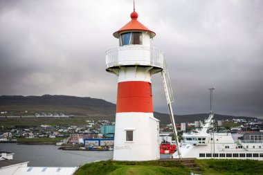 Torshavn şehri deniz feneri, ufukta liman var. Faroe Adaları, Danimarka.