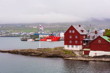 Faroe bayrağı ve parlaklık binalarıyla Torshavn Liman Panoraması.