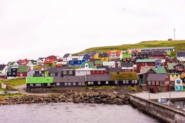 Nolsoy adasının renkli evleri. Faroe Adaları, Danimarka.