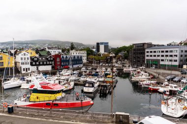 Torshavn Limanı panoraması farklı teknelerle dolu..