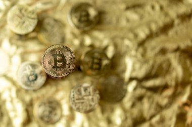 Şifreleme para birimi altın zemin üzerinde Bitcoin paralar. 
