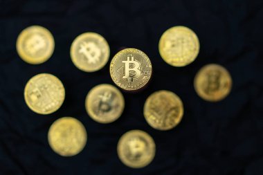 Siyah arka planda altın bitcoin manzarası. Kripto para birimi konsepti fotoğrafı.