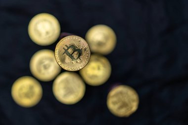 Siyah arkaplanda altın bitcoin manzarası ve sağ tarafta fotokopi alanı. Kripto para birimi konsepti fotoğrafı.
