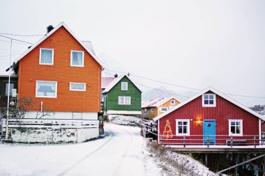 Karlı bir günde Lofoten köyü Henningsvaer renkli evler. Kış Norveç atmosferik fotoğrafı.