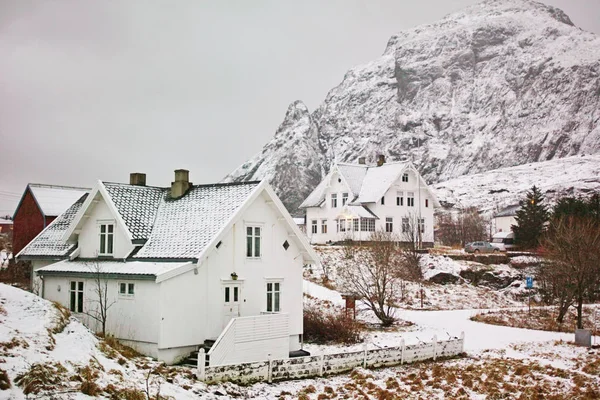 Zimowy Krajobraz Wsi Białymi Domami Góry Pokryte Śniegiem Wyspy Lofoten — Zdjęcie stockowe