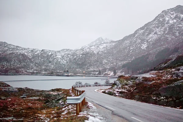 Lofoten Natuur Winterlandschap Met Weg Bij Zee Besneeuwde Bergen Aan — Stockfoto