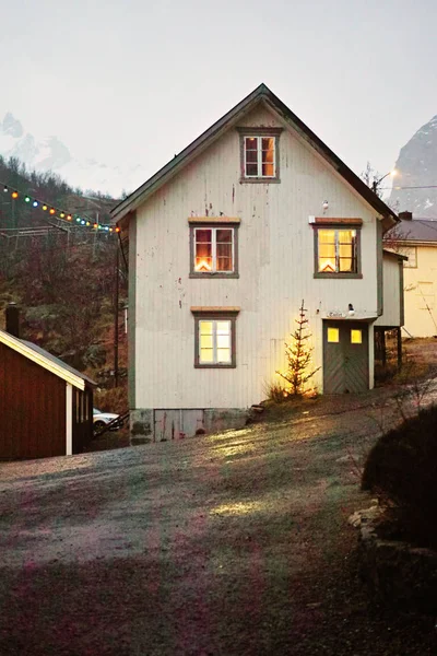 Casa Atmosférica Com Luzes Janelas Pequena Árvore Natal Decorada Frente — Fotografia de Stock