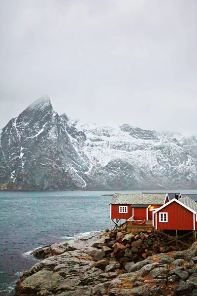 Casa Roja Tradicional Lofoten Una Roca Mar Montaña Cubiertos Nieve —  Fotos de Stock