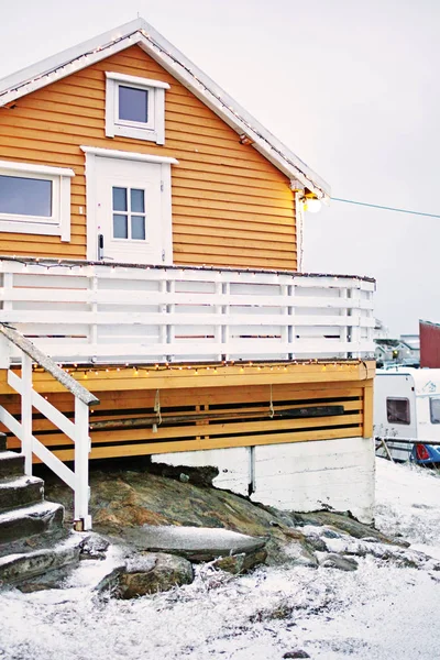 Lofoten Tradicional Casa Naranja Con Porche Grandes Ventanas Día Nevado —  Fotos de Stock