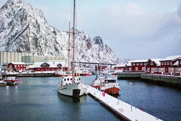Svolvaer港口 船头为小船 背景为雪山红色罗布岛 — 图库照片