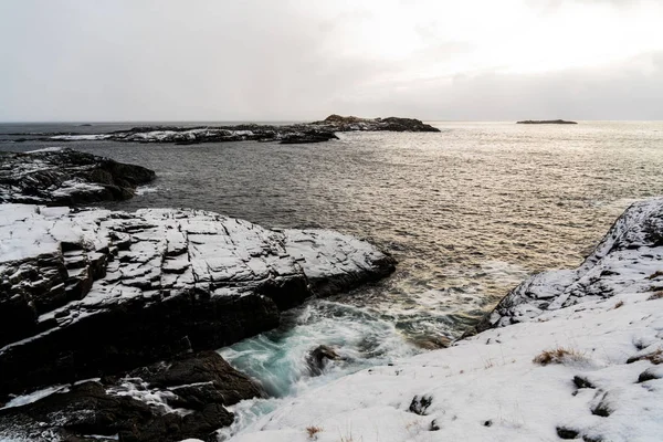 Krajobraz Morza Norweskiego Czarnymi Klifami Pokrytymi Świeżym Śniegiem Wyspy Lofoten — Zdjęcie stockowe