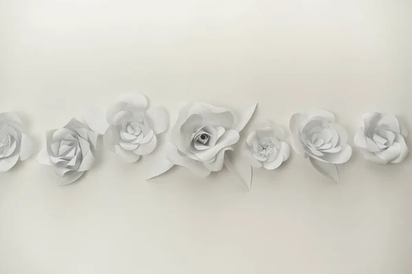 Linie Weißer Papierblumen Mit Kopierräumen Auf Dem Oberen Und Unteren — Stockfoto