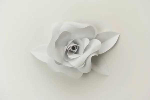 Schönes Papier Rose Blume Nahaufnahme Foto Auf Weißem Hintergrund — Stockfoto