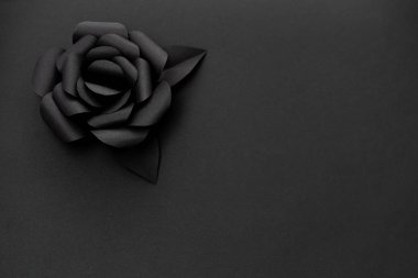 Sağ tarafında kopyalama alanı olan minimalist şablon için siyah kağıt yükseldi.