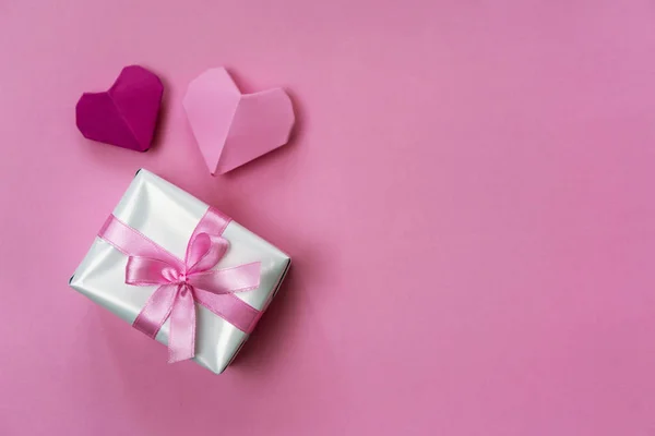 Sevgililer Günü Düzlüğü Kurdele Origami Kalbiyle Sarılı Bir Hediye Kutusuyla — Stok fotoğraf