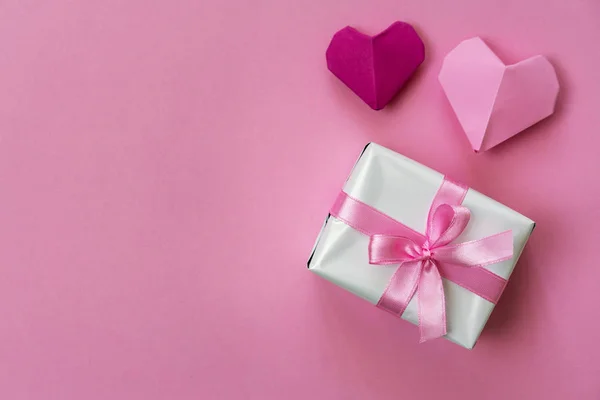 Minimalistic Επίπεδη Θέσει Ένα Κουτί Δώρου Τυλιγμένο Κορδέλα Και Origami — Φωτογραφία Αρχείου