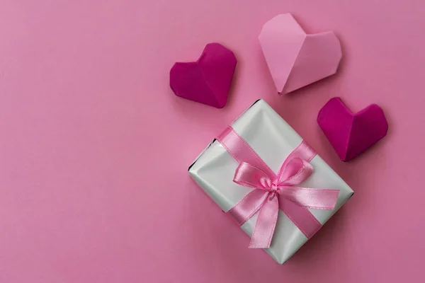 Origami Szívek Egy Ajándékdoboz Rózsaszín Szalaggal Romantikus Háttér Másolási Hellyel — Stock Fotó