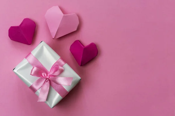 Corazones Origami Una Caja Regalo Envuelta Con Cinta Rosa Fondo — Foto de Stock