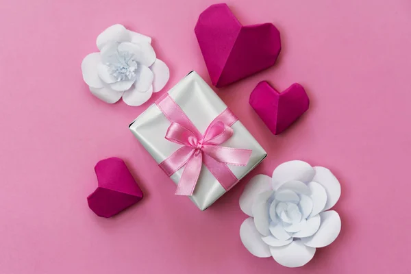 San Valentín Banner Fotografía Con Caja Regalo Origami Corazones Flores — Foto de Stock