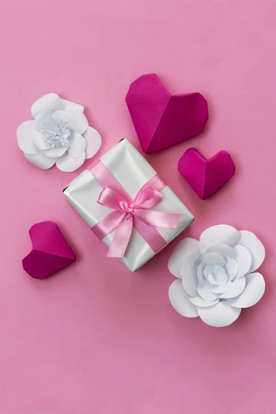 情人节庆祝活动平平淡淡 附有礼品盒 折纸心和白纸花 — 图库照片