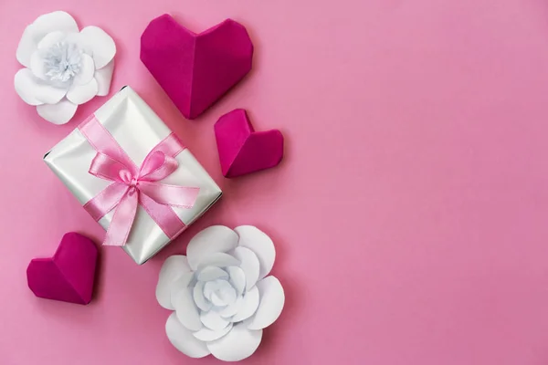 Romantikus Ajándék Lakás Feküdt Fénykép Egy Doboz Csomagolva Rózsaszín Szalaggal — Stock Fotó