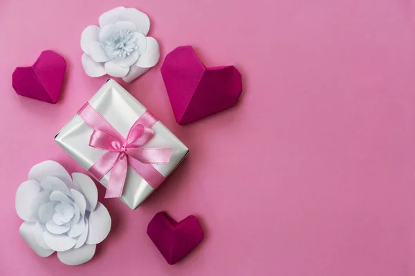 Hediye Kutusu Origami Kalbi Çiçekli Sevgililer Günü Afişi Sağ Tarafta — Stok fotoğraf