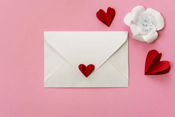 Sevgililer Günü Dairesi Aşk Mektubu Zarfı Kırmızı Kağıt Kalpler Beyaz — Stok fotoğraf