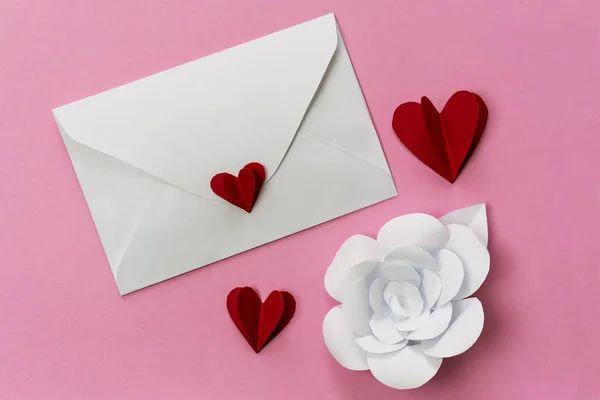 Kärlek Brev Kuvert Med Rött Papper Hjärtan Och Vita Blommor — Stockfoto