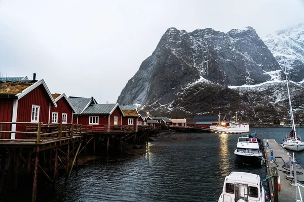 Lofoten岛Reine村静物画 港口内红色渔民的房屋和船只 — 图库照片