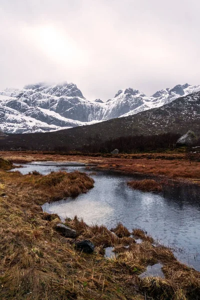 Schneebedeckte Berggipfel Und Darunter Spiegelnder See Naturlandschaft Der Lofoten Inseln — Stockfoto