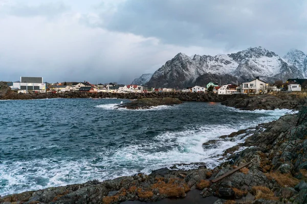 Панорама Села Геннінгсваєр Морським Узбережжям Барвистими Будівлями Горою Горизонті — стокове фото