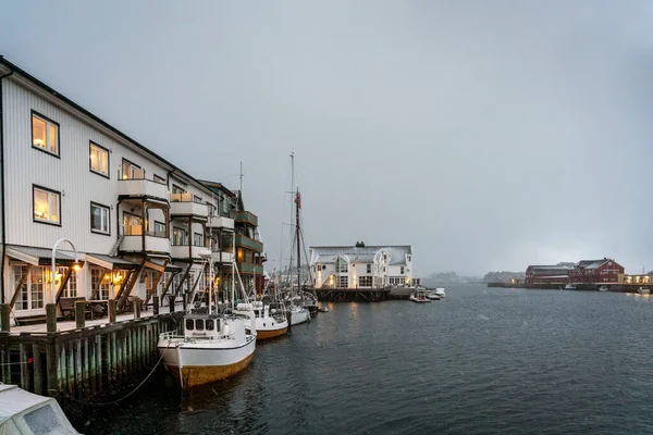 Porto Com Barcos Pesca Casas Pescadores Escandinavos Henningsvaer Ilhas Lofoten — Fotografia de Stock