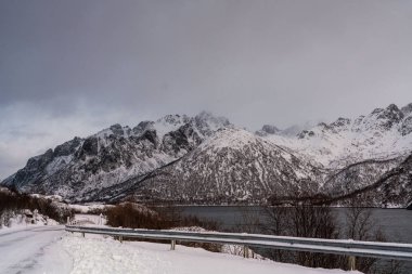 Lofoten adaları doğasının akşam manzarası. Kış tatili karlı fotoğrafı..