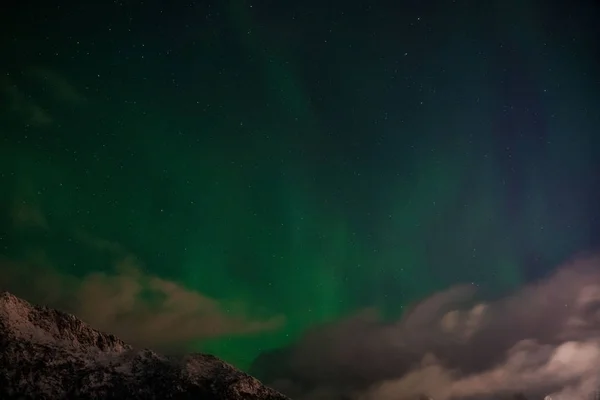 Cielo Notturno Invernale Con Nuvole Aurore Boreali Norvegia Settentrionale — Foto Stock