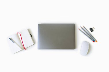 Masaüstü düzleminde beyaz üzerine izole edilmiş bir dizüstü bilgisayar, kalem, kalem, dizüstü bilgisayar ve fare ile çalış.