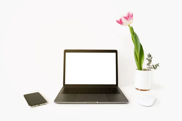 Mesa Trabalho Primavera Ish Com Vaso Flores Frescas Laptop Com — Fotografia de Stock