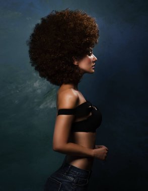 Studio Afrika bir saç modeli ile kız
