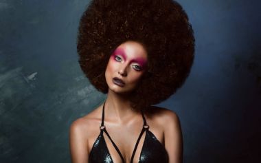 Studio Afrika bir saç modeli ile kız