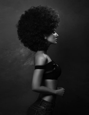 Studio Afrika bir saç modeli ile kız
