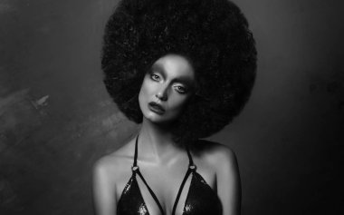 Studio Afrika bir saç modeli ile kız