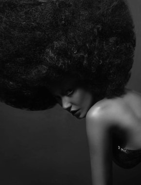 Studio Afrika bir saç modeli ile kız