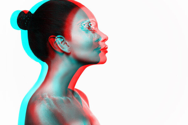 Фото молодой девушки-модели с африканским видом
