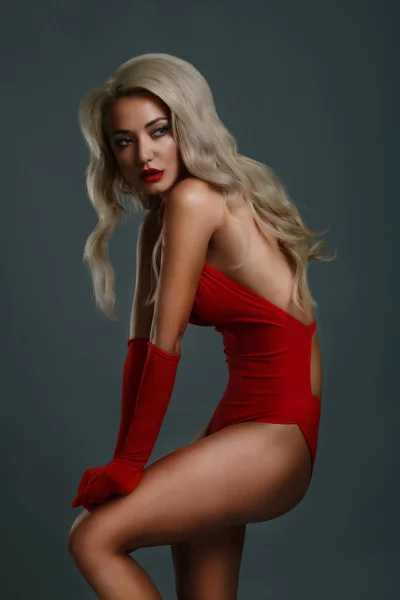 Chica eslava en traje de baño rojo — Foto de Stock