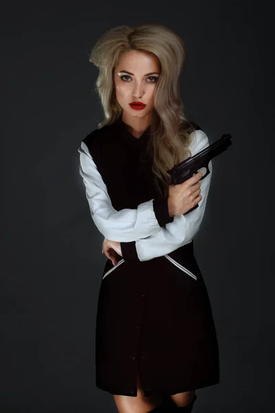 Chica gangster en un sombrero de cuero con una pistola . —  Fotos de Stock