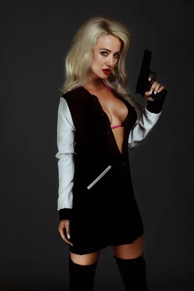 Dziewczyna gangstera w Czapę z pistoletu. — Zdjęcie stockowe