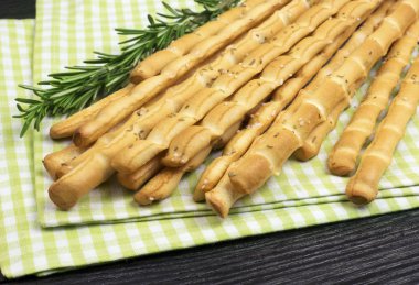 Grisini tuz ve biberiye ile