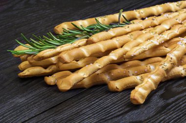 Grisini tuz ve biberiye ile